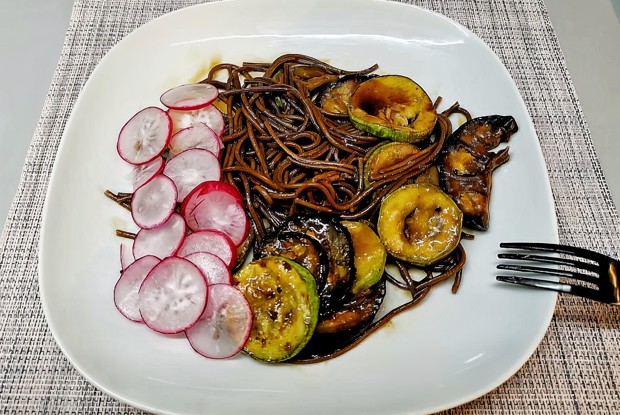 Гречневая лапша с овощами в соусе терияки