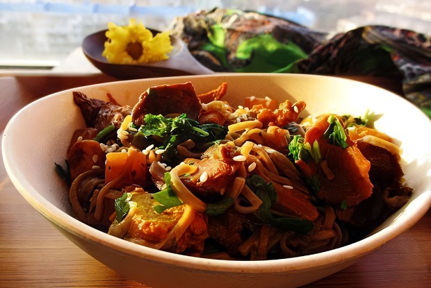 Гречневая лапша с тыквой, лисичками и курицей