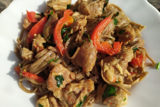 Гречневая лапша со свининой и сладким перцем