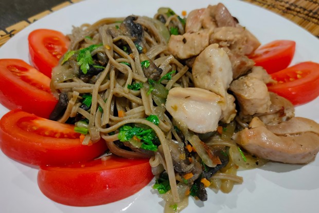 Гречневая лапша (соба) с грибами, луком и индейкой