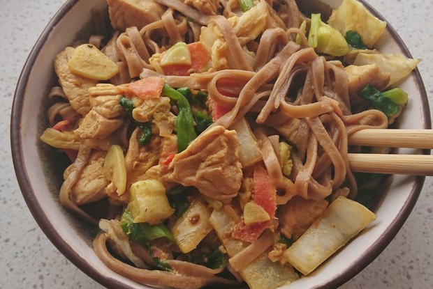 Гречневая лапша в карри-соусе с индейкой и  кокосовым молоком