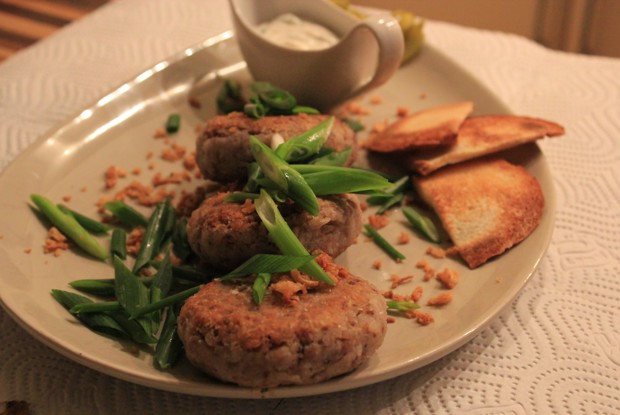 Гречневые котлеты с пармезаном и сметанным соусом