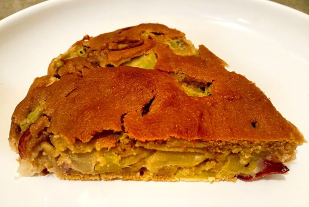 Гречневый пирог с киви и сливами