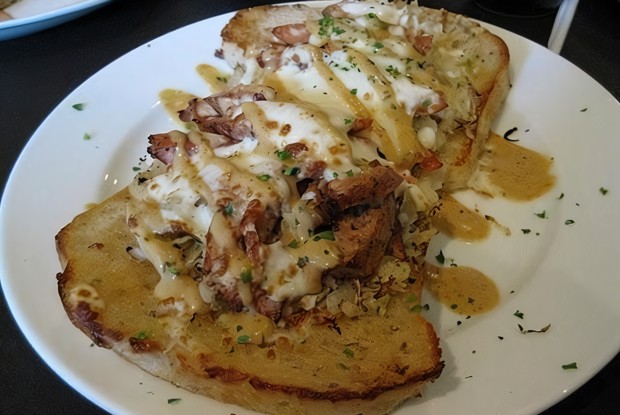 Гренки с курицей и сыром