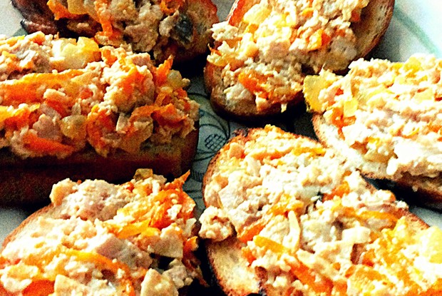 Гренки с печенью трески, морковью и луком