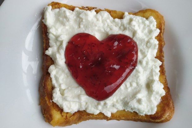 Гренки с рикоттой и клюквенным джемом