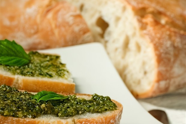 Гренки с соусом песто