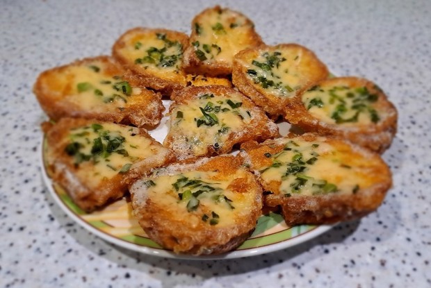 Гренки с сыром и зеленью на сковороде