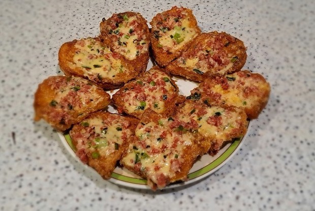 Гренки с сыром, колбасой и зеленью на сковороде