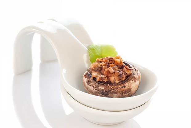 Грибы фаршированные крабовым мясом, пармезаном и белым луком