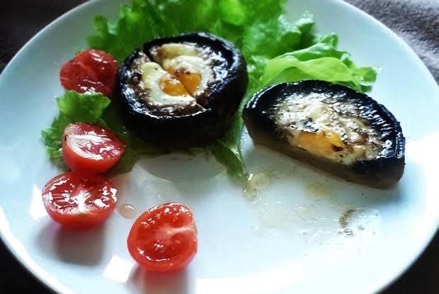 Грибы фаршированные перепелиными яйцами