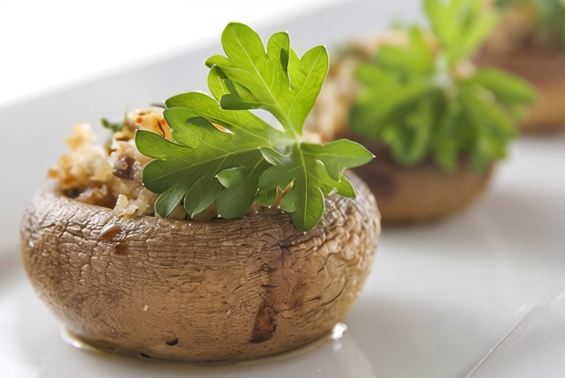 Грибы фаршированные рикоттой и луком