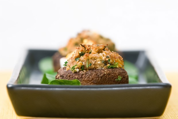 Грибы фаршированные сыром бри, с зеленью и чесноком