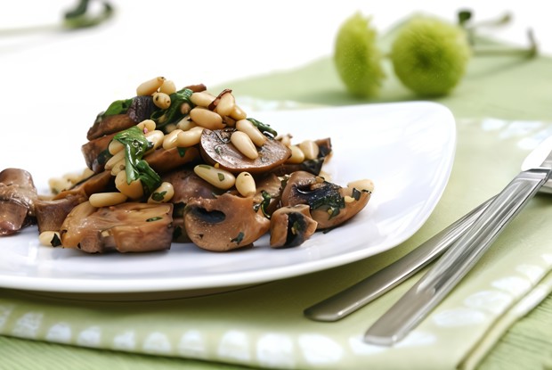 Грибы портобелло с кедровыми орехами и кунжутным кремом