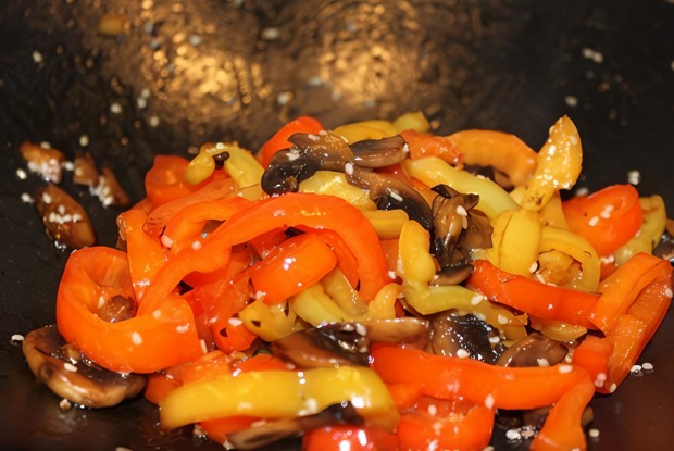 Грибы с овощами жареные в воке