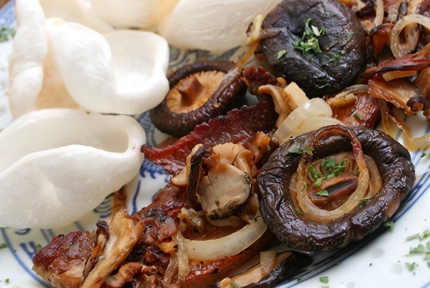 Грибы с ветчиной и имбирем