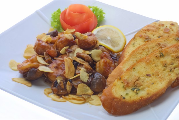 Грибы в шипящем сливочном масле с чесноком