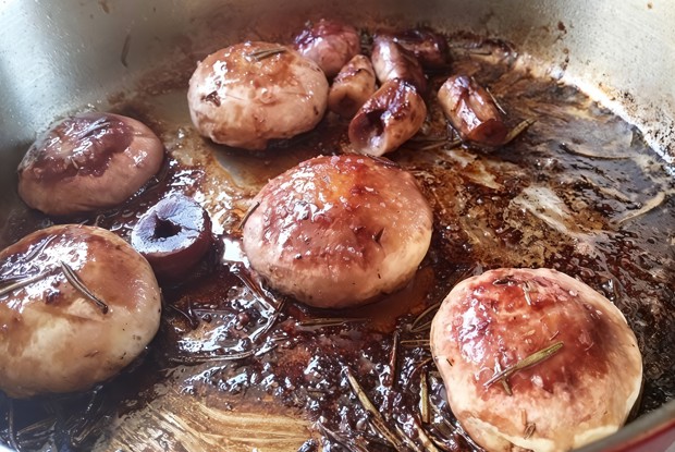 Грибы  жареные провансаль