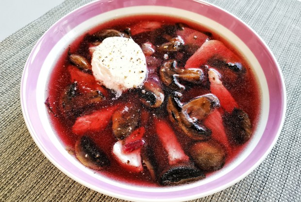 Грибная похлебка со свеклой и индейкой