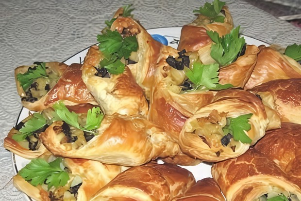 Грибные кулечки из слоеного теста