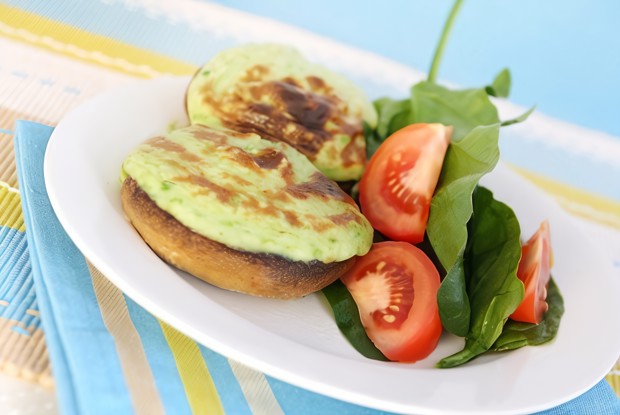 Грибные шляпки фаршированные шпинатом и голубым сыром