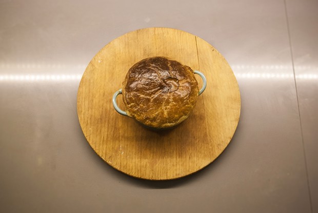 Грибное фрикасе под куполом из слоеного теста