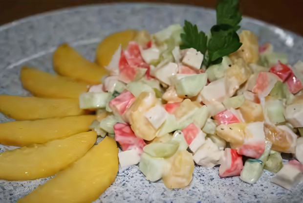 Грибной салат с ананасами и крабовым мясом