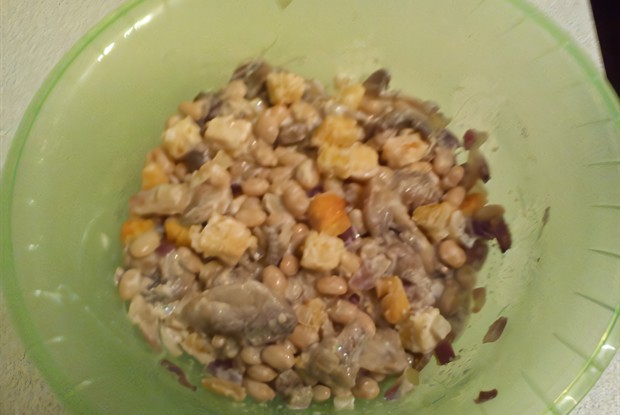 Грибной салат с фасолью и сухариками