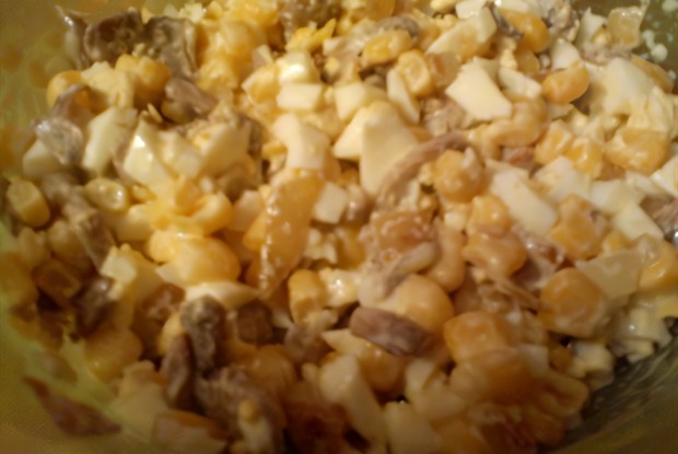 Грибной салат с кукурузой