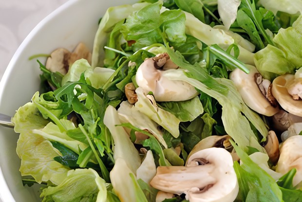 Грибной салат с латуком и тимьяном