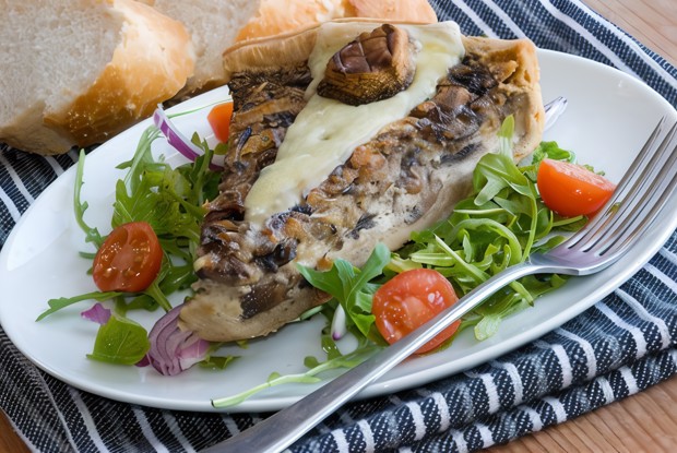 Грибной тарт с травами и грюйером