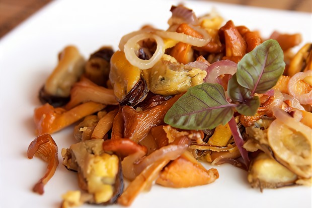 Грибной салат с грецкими орехами