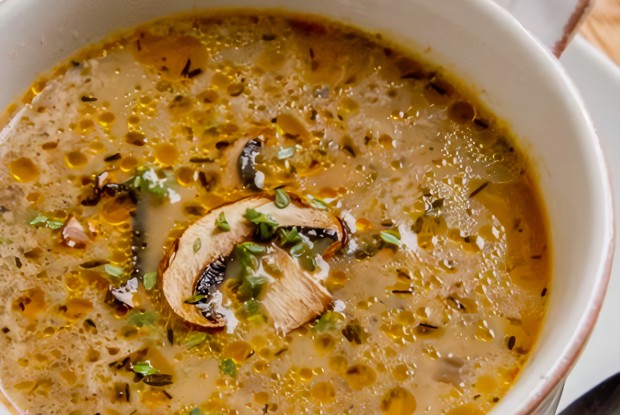 Грибной суп на бульоне из индейки с чесноком и зеленью