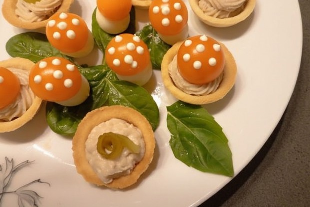 Закусочные грибочки мухоморы из черри и перепелиных яиц