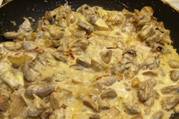 Грибы с куриной грудкой в сметане
