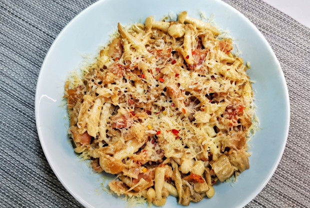 Грибы шимеджи и эноки с беконом