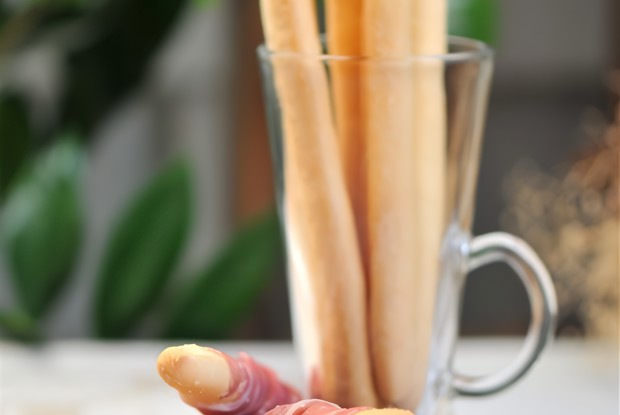 Гриссини с сыровяленой ветчиной