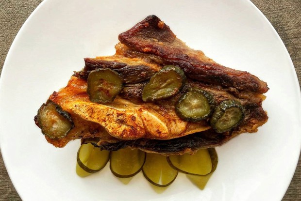 Грудинка с барбекю и солеными огурцами