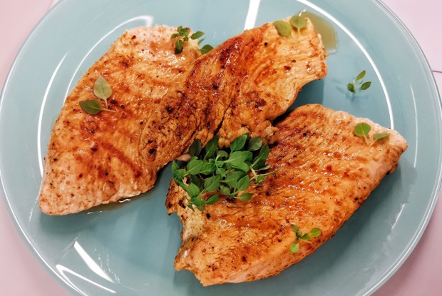 Грудка индейки, обжаренная на сковороде гриль