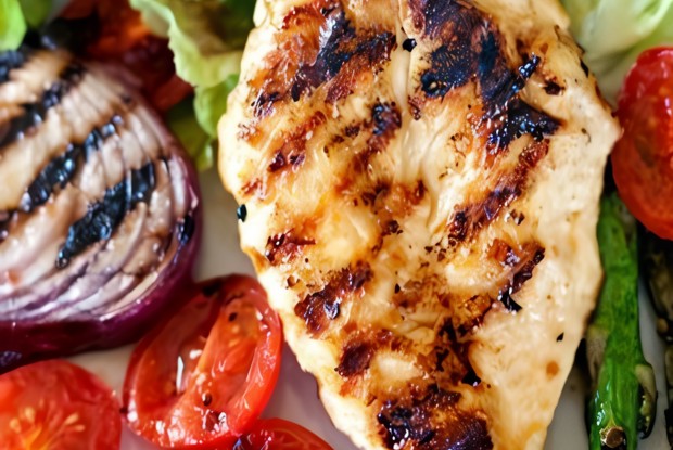 Грудка курицы на гриле с овощами
