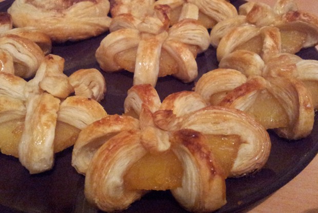 Груша и ананасы в сиропе, запеченные в слоеном тесте