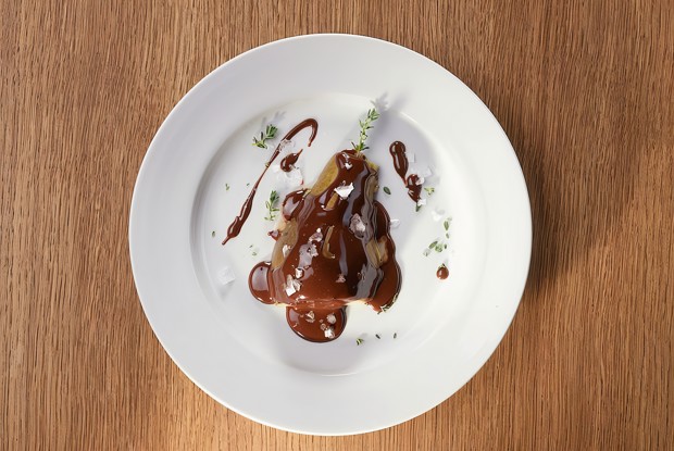 Груша с шоколадным соусом, сыром и цветами соли