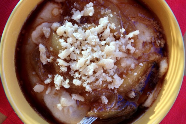 Грушевая манная каша с крошкой марципана и грушей в сиропе