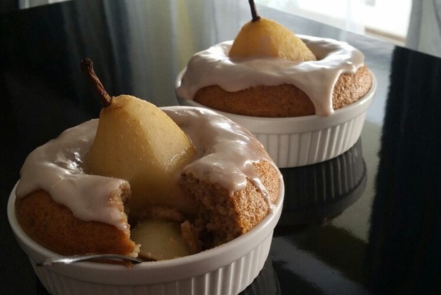 Грушевый десерт с орехами и карамельным соусом