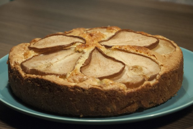 Грушевый пирог с миндалем