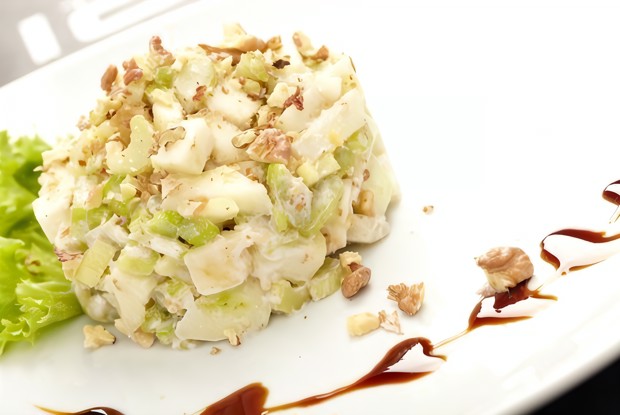 Грушевый салат с сельдереем и орехами