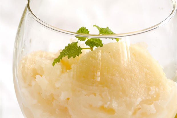 Грушевый сорбет с ягодным соусом