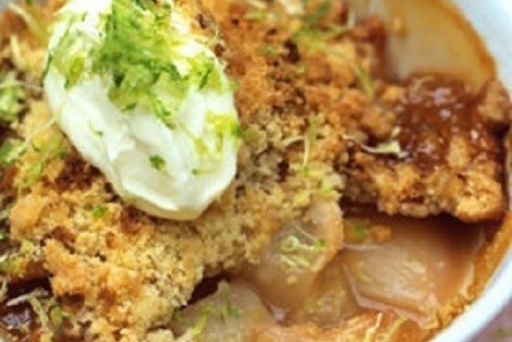 Грушевый крамбл с имбирем