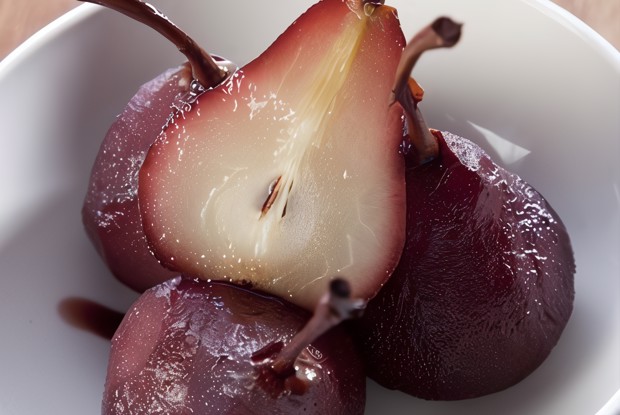 Груши, припущенные в мускате с лавровым листом и корицей