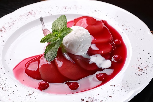 Груши, припущенные в портвейне с клюквенным соком, с сиропом из портвейна и йогуртовым кремом